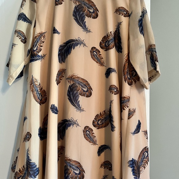 Feathered and cream loose A-line dress perfect for belting or wearing loose. - Picture 4 of 4